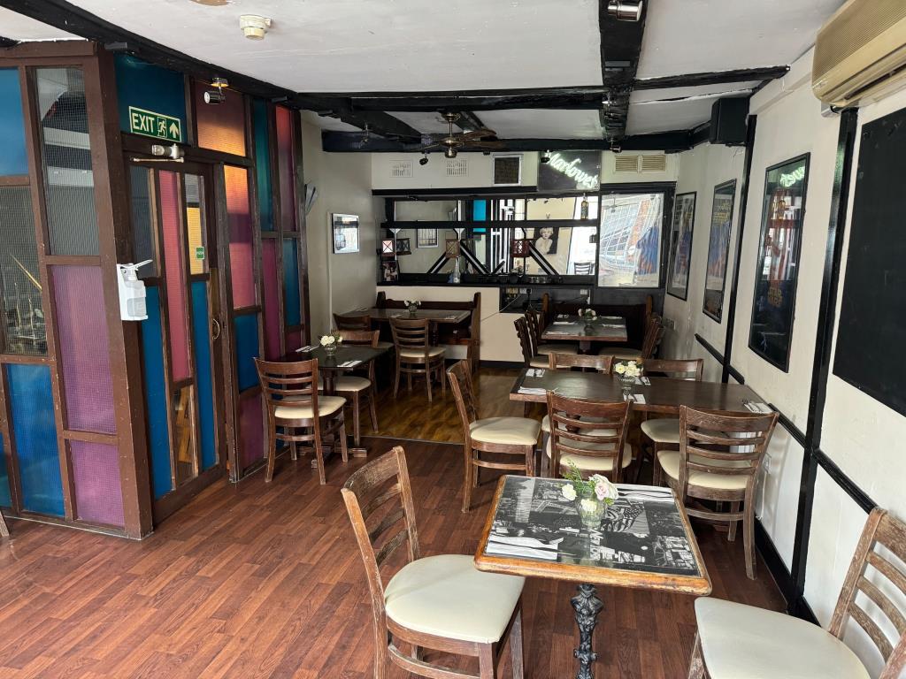 Lot: 77 - FREEHOLD CITY CENTRE COMMERCIAL INVESTMENT - First floor restaurant
